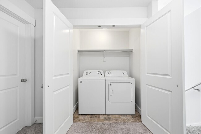 Building Photo - Waters Edge Townhome
