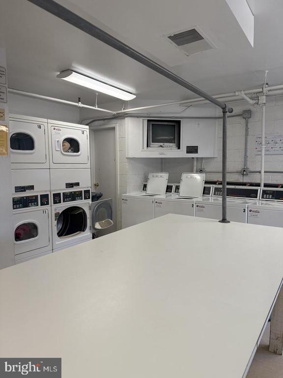 Building Photo - 3450 Toledo Terrace