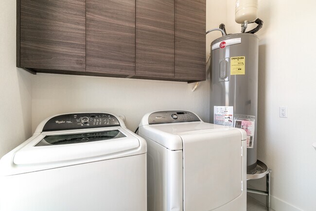 Building Photo - 719 Eleanor Ave