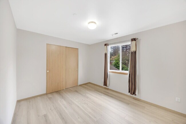 Building Photo - NO SHOWINGS AT THIS TIME~ 5 Bedrooms ( one brm is on main floor) and 4 bathrooms (2 are on main f...