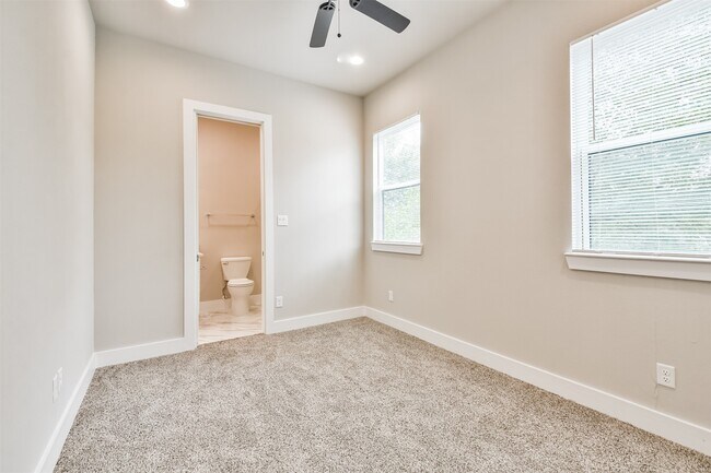 Building Photo - 810 Mansfield St