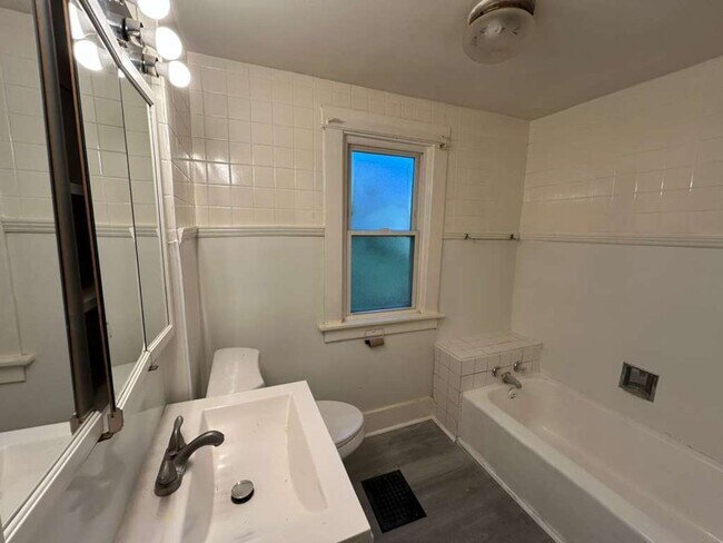 Building Photo - 377 Talbot Ave