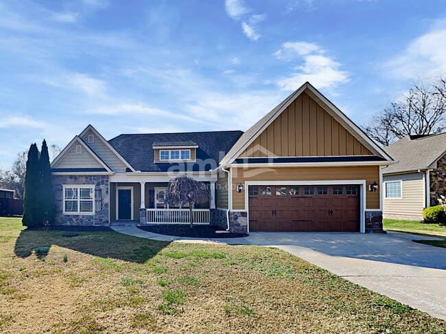 Building Photo - 572 Laurel Ln