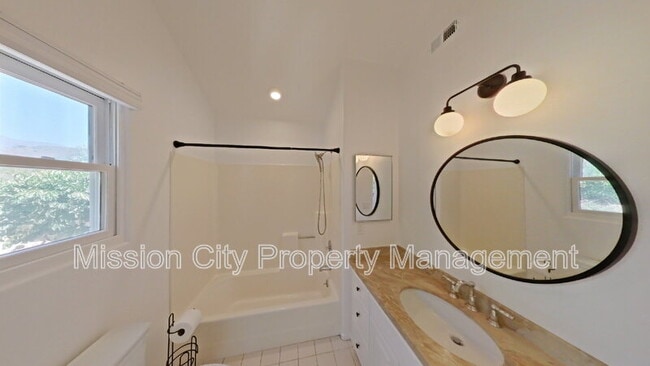 Building Photo - 2570 Lillie Ave