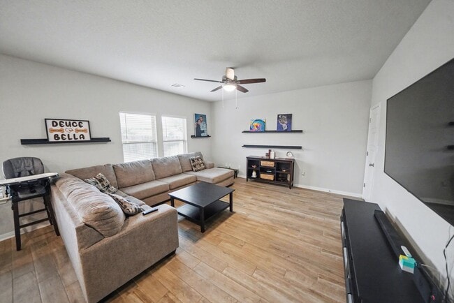 Building Photo - Stylish & Spacious 5-Bed in Prime Schertz Location! - Realtor Commission: $500