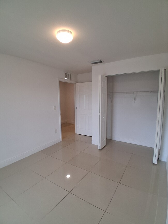 Building Photo - 9007 Meadow Cir