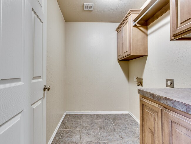 Building Photo - Lone Oak Ridge + Gated Community + 4 beds/2.5 Baths + Storm Shelter + Deer Creek Schools