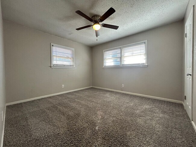 Building Photo - Located Near Park, Fast Food & Close Acces...