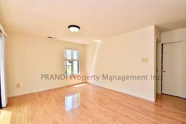 Building Photo - 18 Somerset Pl
