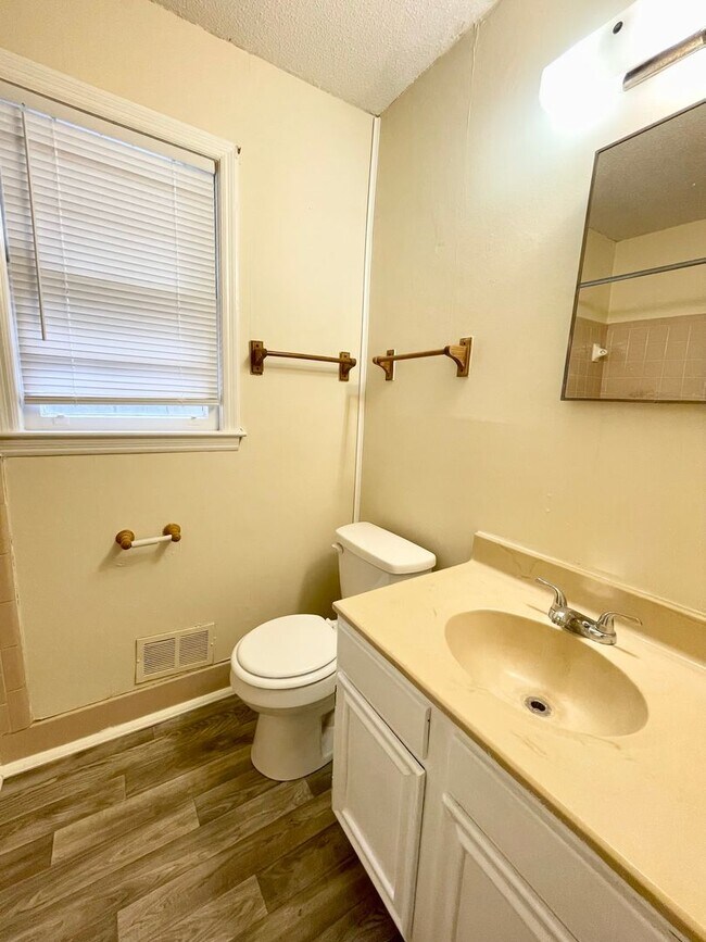 Building Photo - 3824 Lee Hills Dr