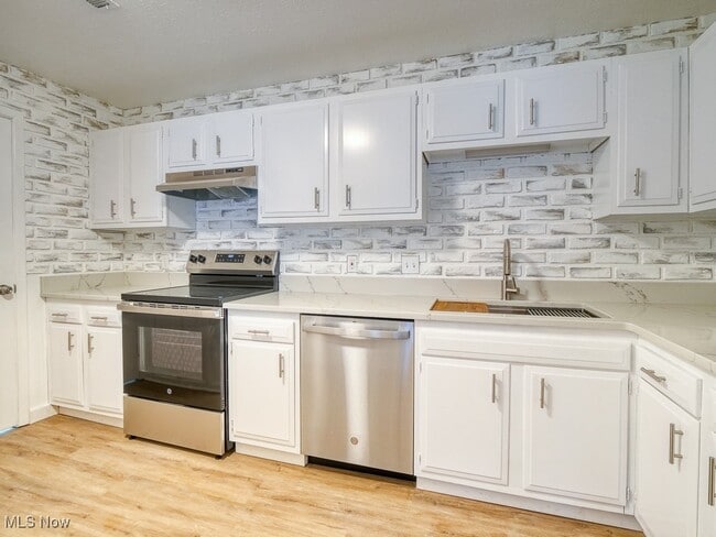 Building Photo - 33803 Electric Blvd