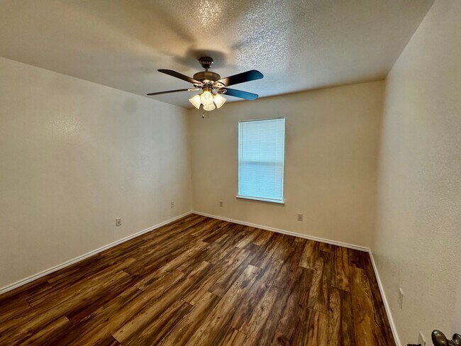 Building Photo - Spacious 4 Bedroom 2 Bath