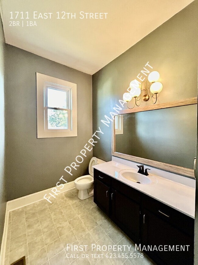 Building Photo - 1711 E 12th St