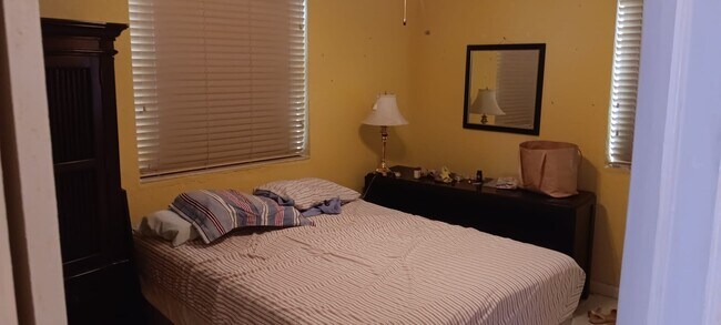 Building Photo - 4950 E 1st Ave