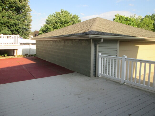 Building Photo - 853 Lawrence Ave