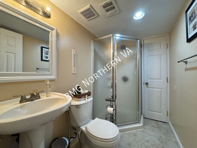 Building Photo - 1304 Dulles Pl