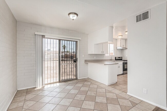 Building Photo - 4641 S 17th Pl