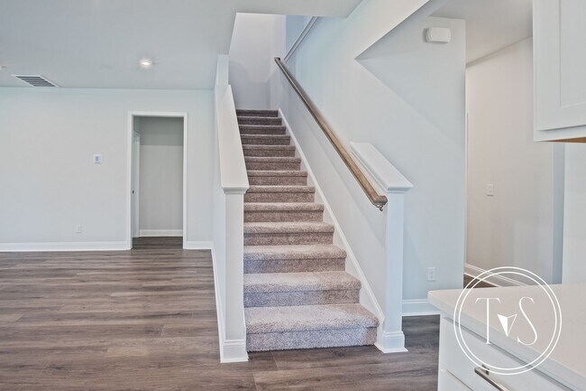 Building Photo - RATE DROP ALERT (was $3500/month) and SUMM...