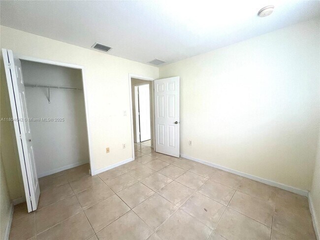 Building Photo - 1429 SE 24th Ct
