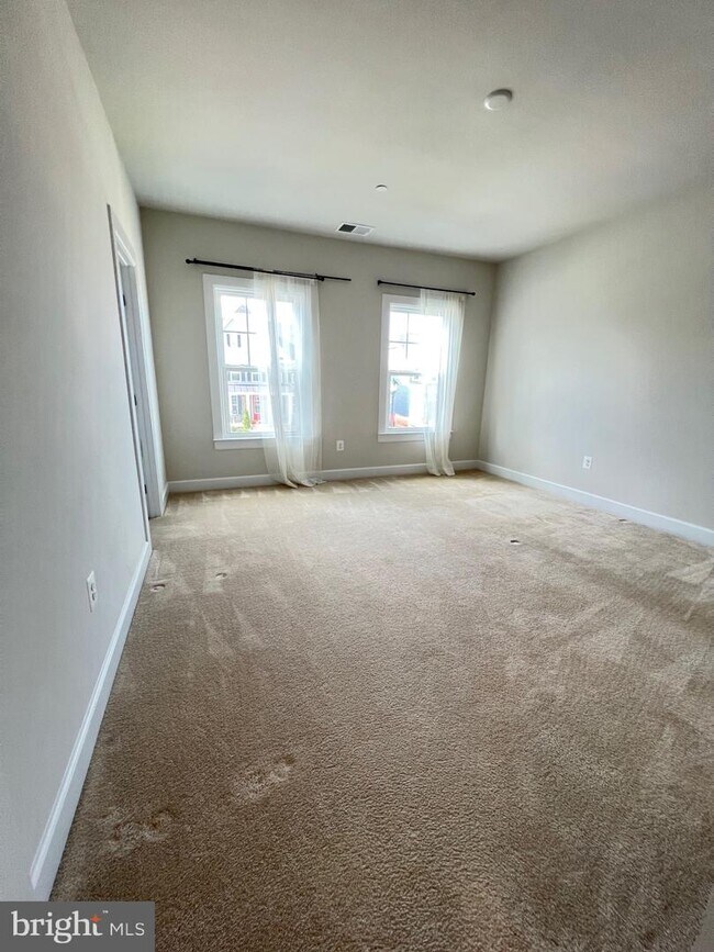 Building Photo - 8227 S Maple Lawn Blvd