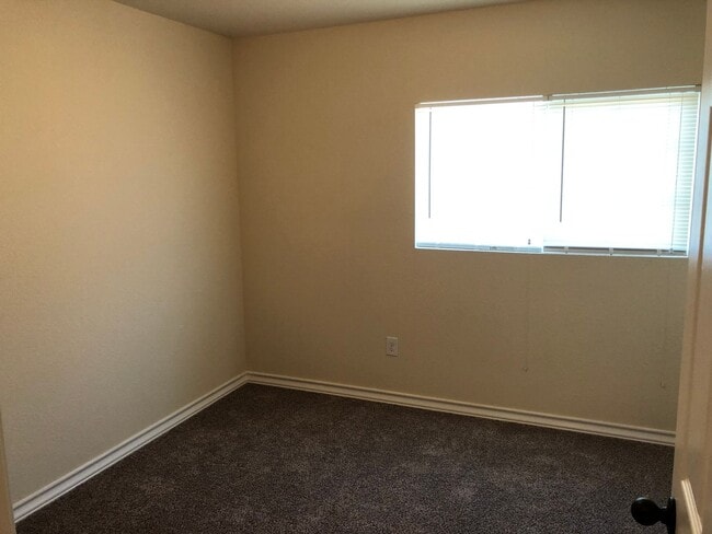 Building Photo - Town home for rent