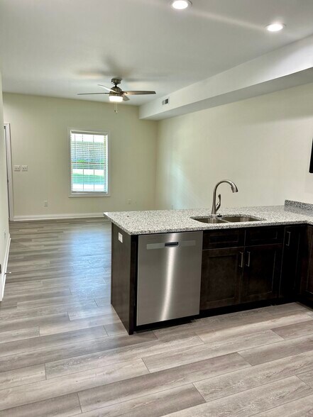 Family Room - 208 Fairway Ln
