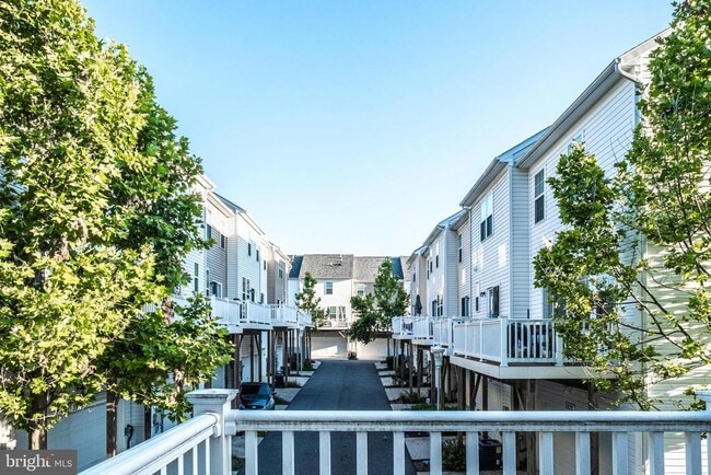 Building Photo - 3541 Woodlake Dr