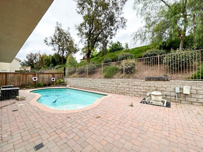 Building Photo - **STUNNING** 8 BEDROOM SOLAR HOME IN GATED...
