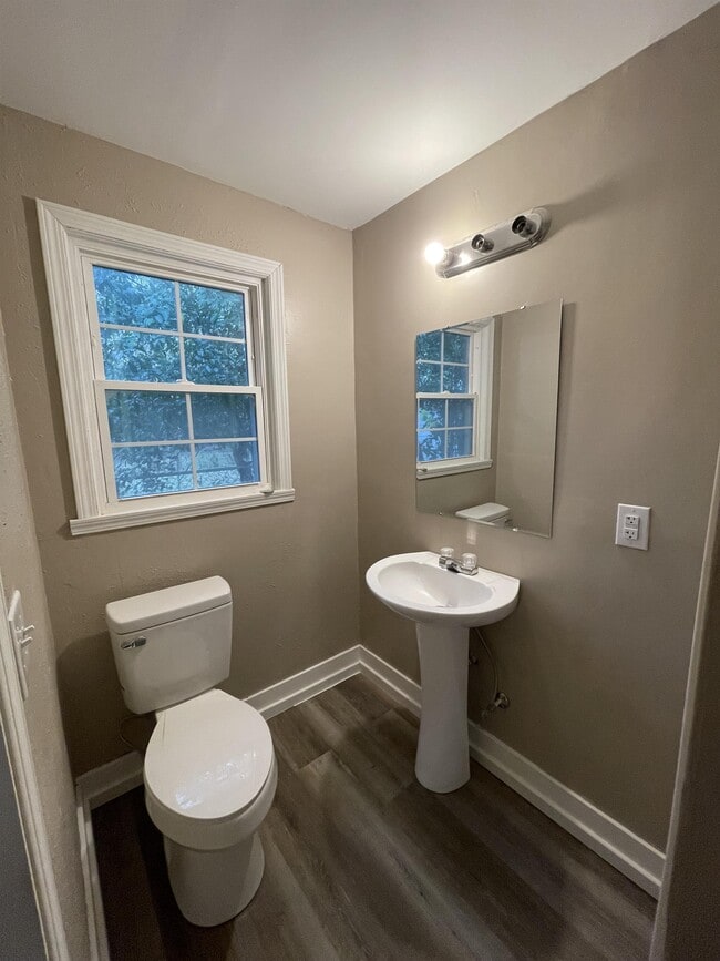 Building Photo - 815 N Commander St