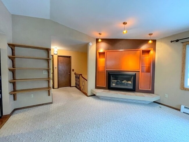 Building Photo - East Anchorage Four Bedroom Home with Bonu...