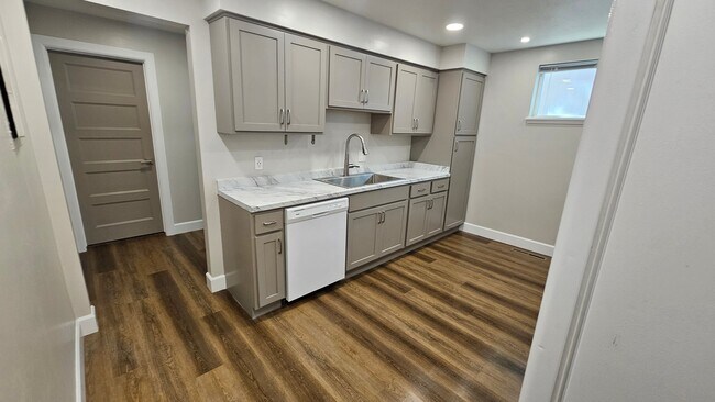 Building Photo - 2780 Wilshire Dr S