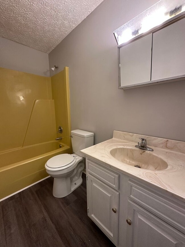 Building Photo - 2 Bedrooms 1.5 baths Townhouse, Kingsport TN