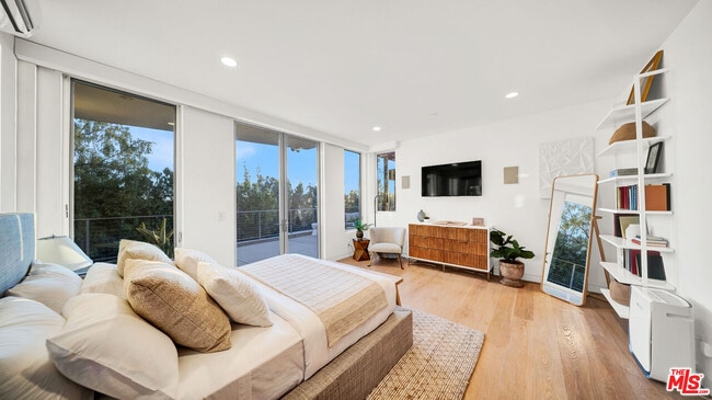 Building Photo - 2915 Tuna Canyon Rd