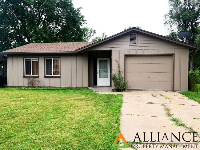 Primary Photo - $300 OFF OCTOBER RENT! Spacious home in Ea...