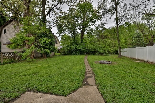 Building Photo - Newly Renovated Single Family Home