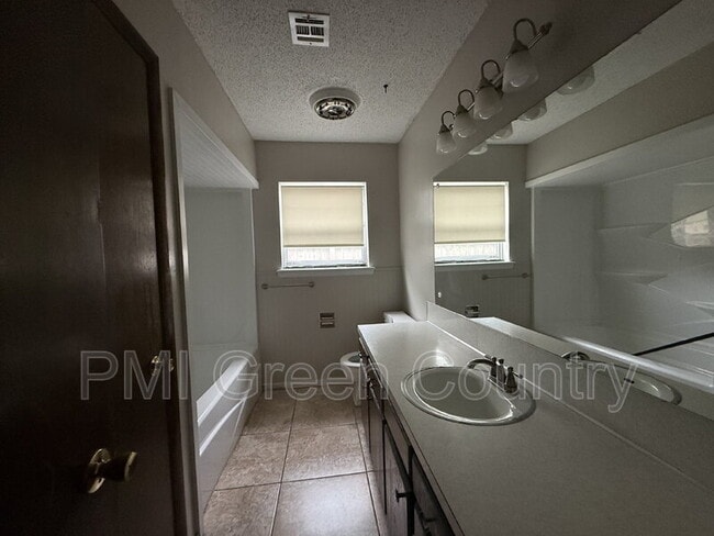 Building Photo - 615 Cumberland Dr