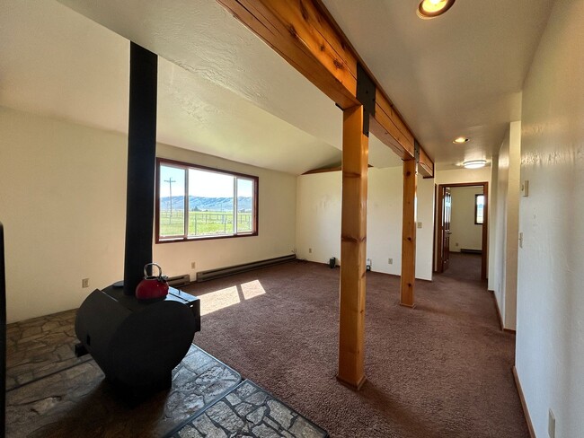 Building Photo - 2 bed, 1 Bath in Hamilton. Includes one ca...