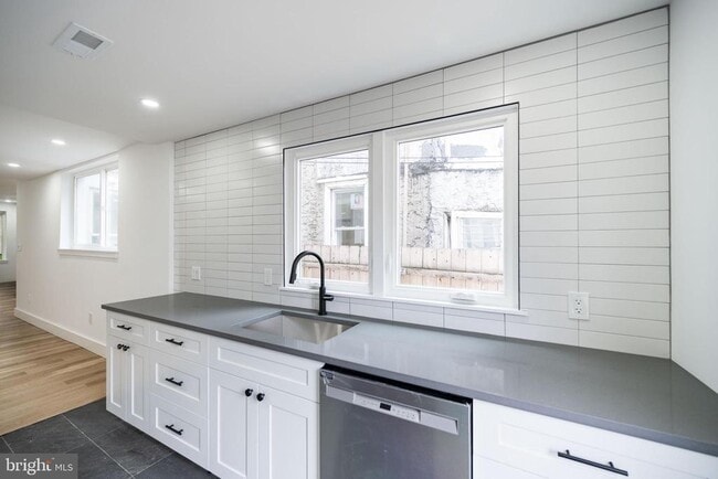 Building Photo - 2009 E Cumberland St