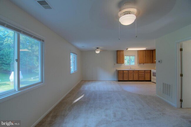 Building Photo - 5105 Shore Dr