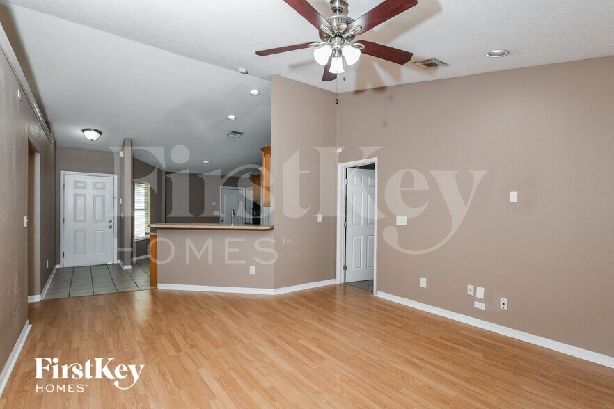 Building Photo - 325 Crabtree Ave