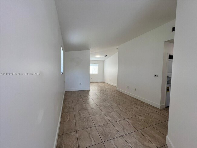Building Photo - 2731 SE 12th Pl