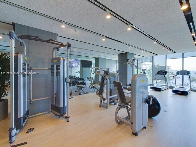 Building Photo - 460 NE 28th St