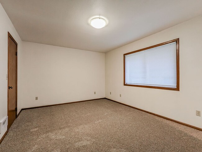 Building Photo - **Move-In Special** Beautiful 3 bed, 2.5 bath Rambler w/ New Carpet Throughout!
