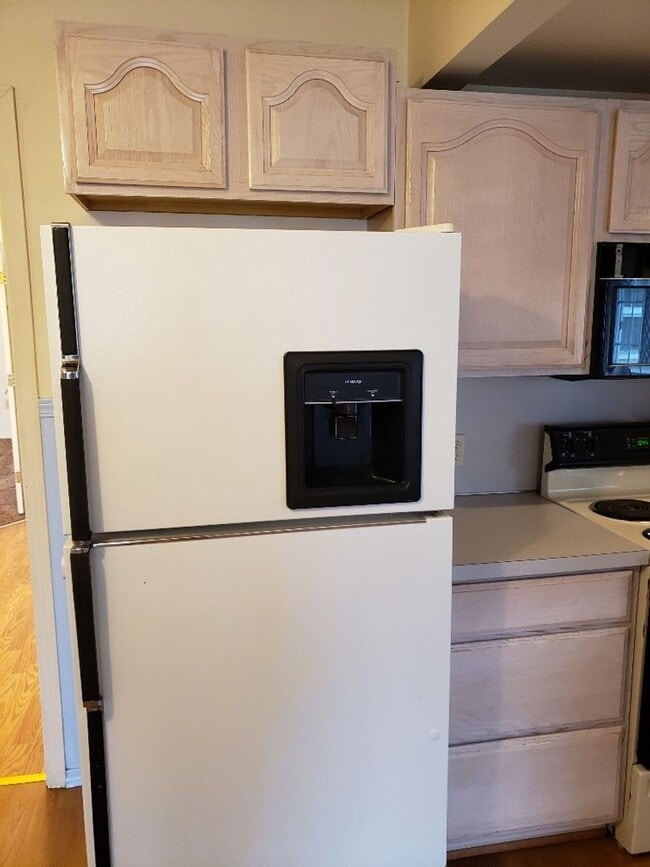 Building Photo - STATUS:RENTED-| R122 | $1795