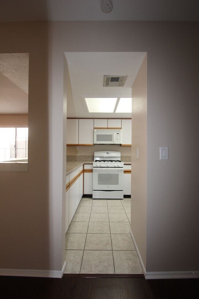 Building Photo - Lovely 2 Bed 2 Bath Downstairs Condo in Gr...