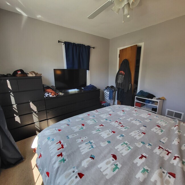2nd bedroom - 2318 St Paul Ave