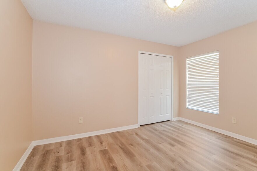 Building Photo - 310 Country Lakes Cir