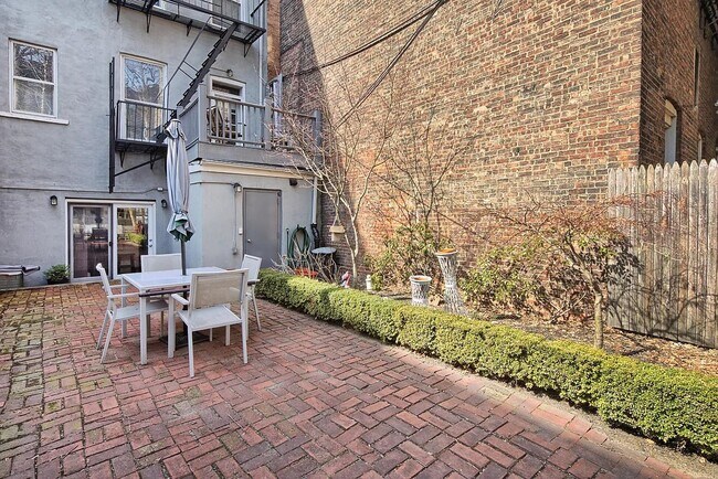 Building Photo - 243 Garden St