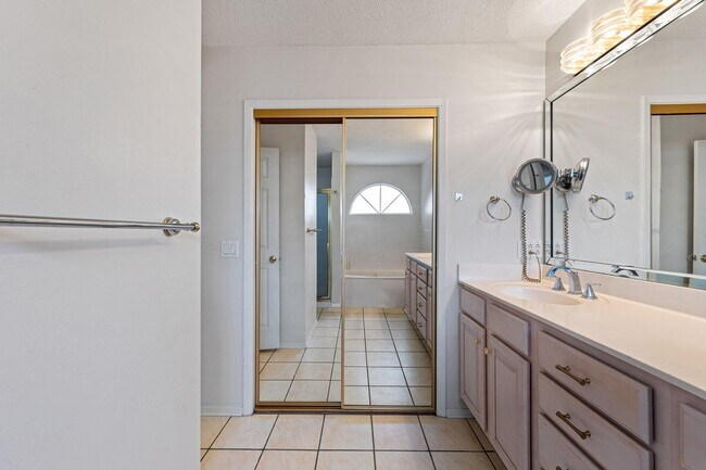 Building Photo - 1569 Meadowbrook Ct