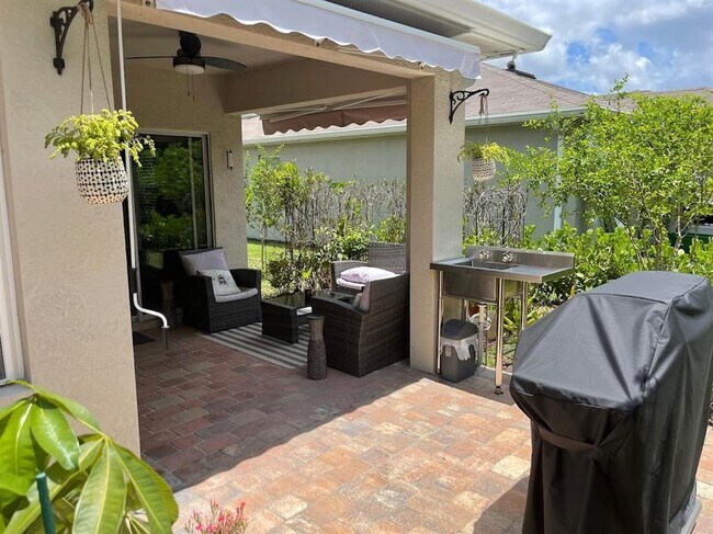 Building Photo - 690 Hadley Pl E